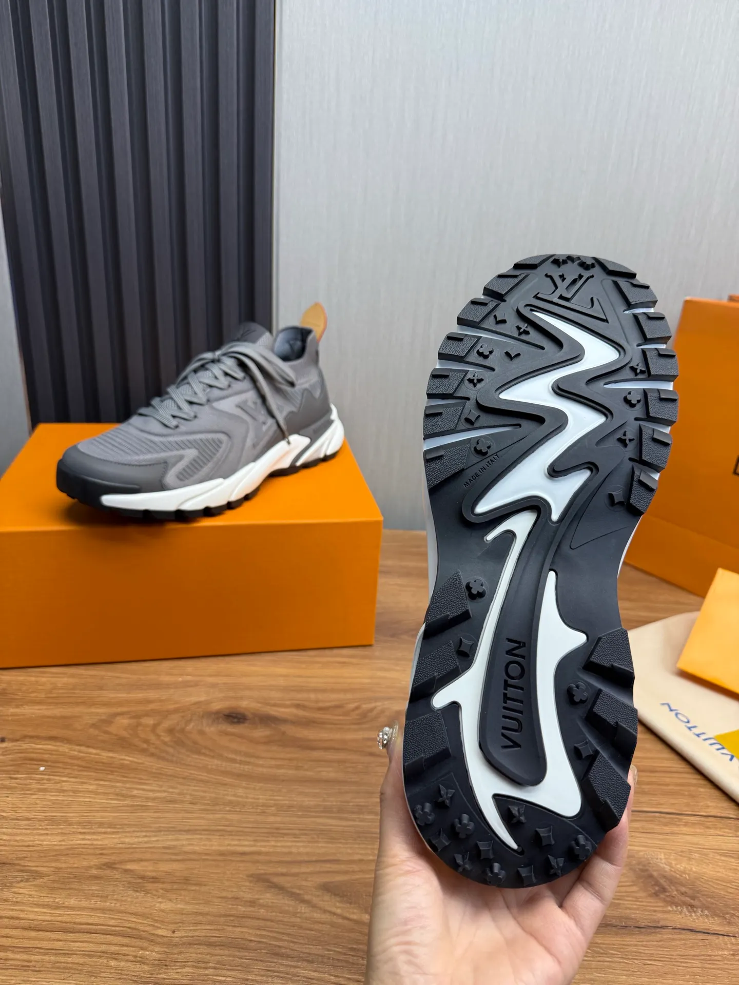 Men's Men's Shoes 580💰 🌈LV | Louis Vuitton 2025 LV Louis Vuitton L House Donkey Brand Latest Olympia Series Couple Style Silver Horn King Casual Sports Shoes Running Shoes This LV Olympia sports shoe combines mesh fabric and metallic synthetic leather and other technical fabrics to reinterpret the classic running shoe design with a neat and simple design. Lightweight EVA outsole provides a stretchy fit. Rich details such as Monogram embossing and LV letters establish recognition. Exquisite packaging at the delivery counter 🛍📦 ▪️Fabric: original imported technical fabric + mesh ▪️Inner lining: original customized breathable mesh ▪️Sole: original molded rubber foam material ▪️Sole thickness: 3.5CM ▪️Size: 38-44 yards
